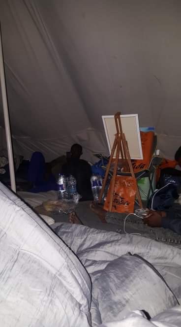 Der er lige plads til staffeliet i teltet. 